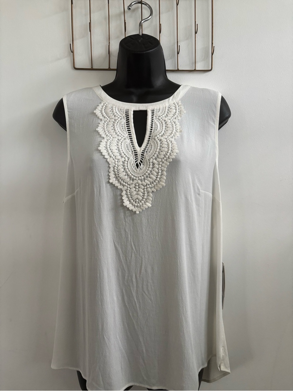 Women’s Stich FiX White Sleeveless Lace-Detail Blouse
